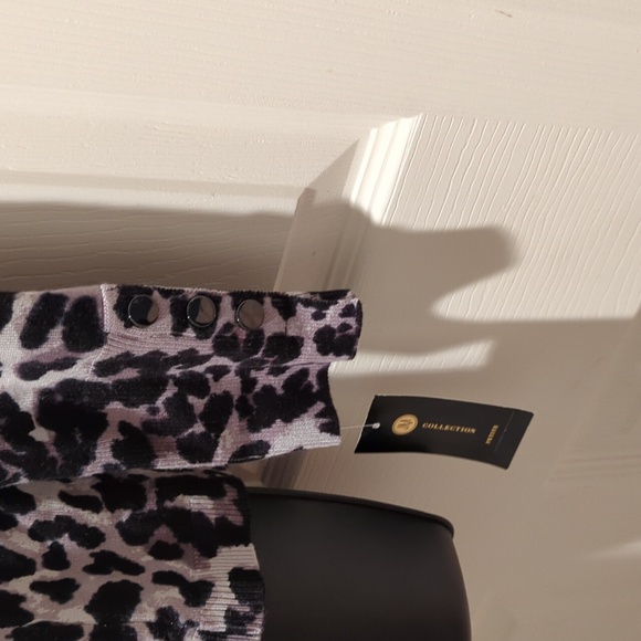 JM Collection Grey Cheetah Print Crewneck Sweater Top Long Sleeves - Picture 2 of 5